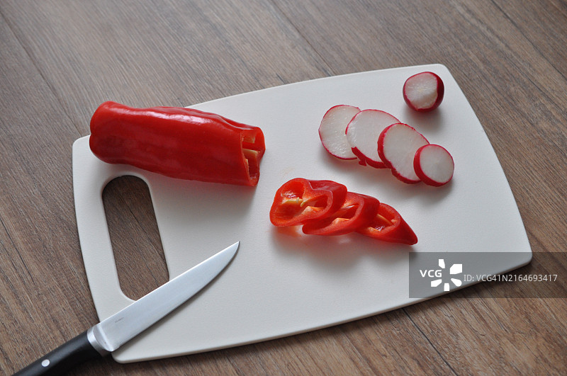 桌子上的红色辣椒特写图片素材