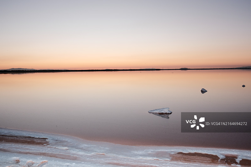 美国加利福尼亚州森尼维尔市日落时分的湖泊风光图片素材