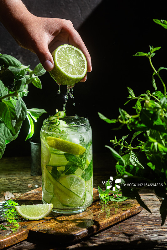 往玻璃杯里倒饮料的裁剪图图片素材
