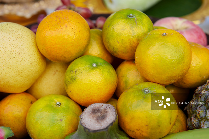 市场摊位上出售的橙子特写图片素材