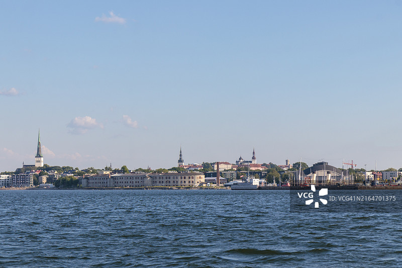 从远处眺望塔林轮廓——波罗的海塔林海湾，爱沙尼亚七月图片素材