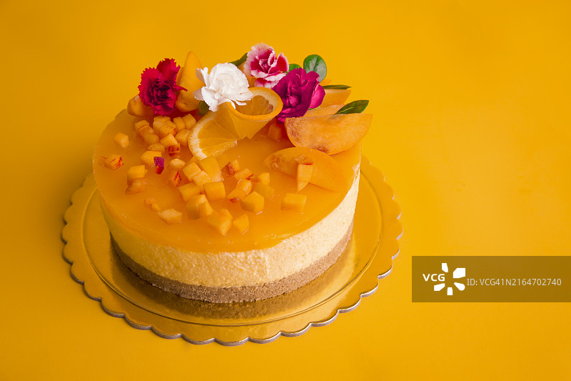 黄色背景蛋糕特写图片素材