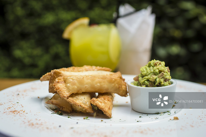 墨西哥油炸奶酪条和鳄梨酱图片素材