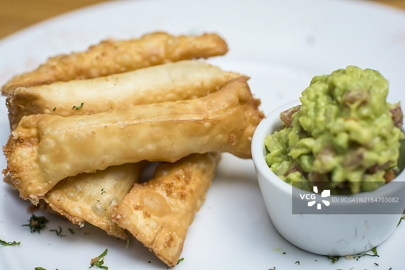 墨西哥油炸奶酪条和鳄梨酱图片素材