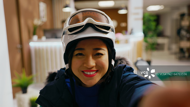 戴头盔的微笑女性肖像图片素材