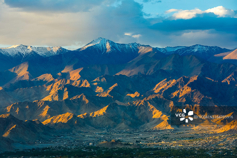 日落时分天空下的雪山美景图片素材