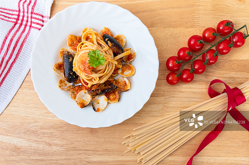 餐桌上盘子里食物的高角度视角图片素材