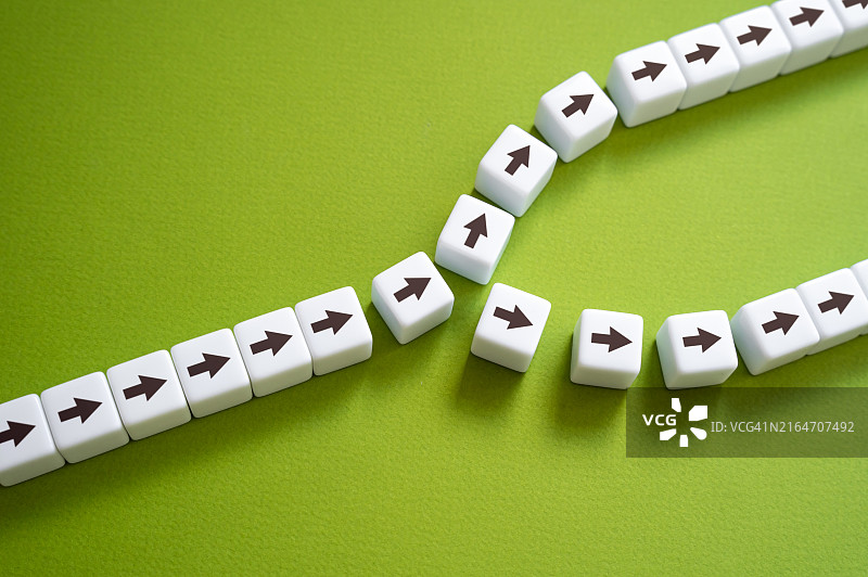 岔路口：新视角与机遇选择职业方向图片素材