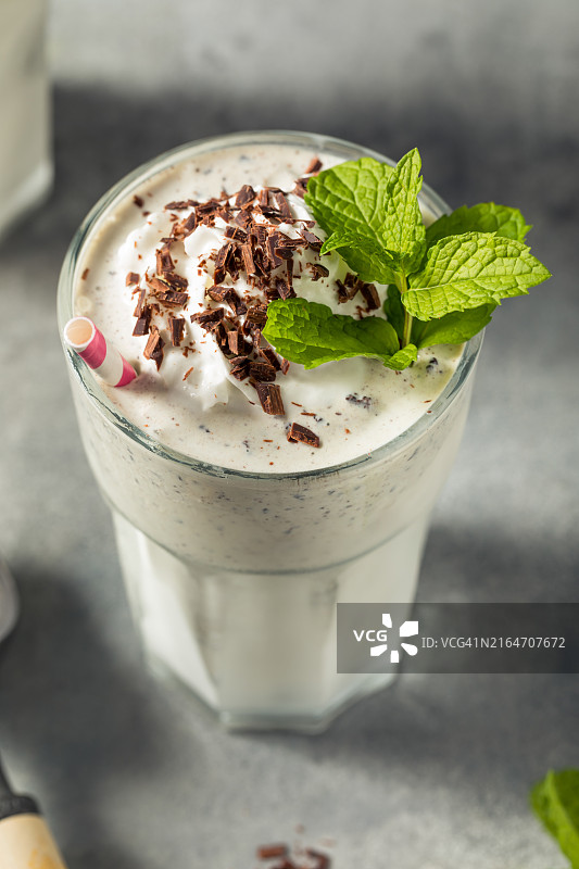 自制薄荷巧克力碎片奶昔，美国图片素材