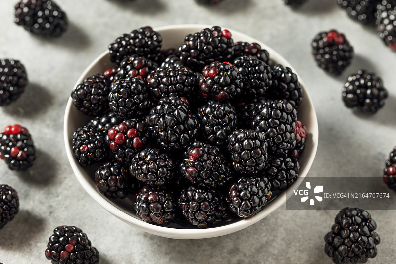 桌上碗中的浆果特写，美国图片素材