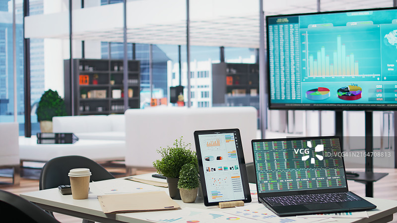 城市空间内的高端保险代理机构办公室图片素材