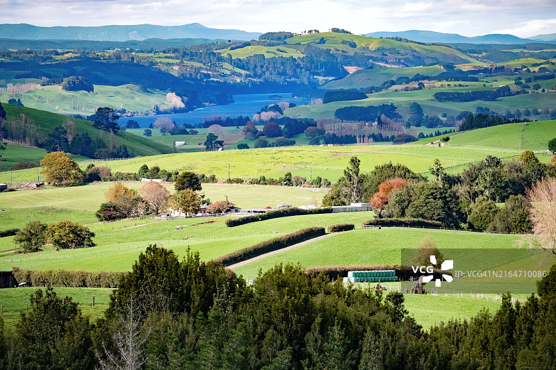 风景优美的景观和山脉对着天空图片素材
