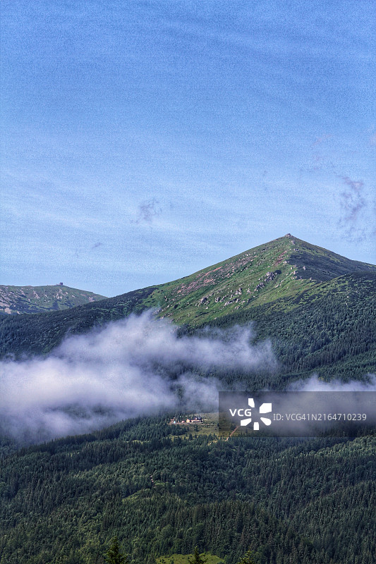陆地对着天空的风景图片素材