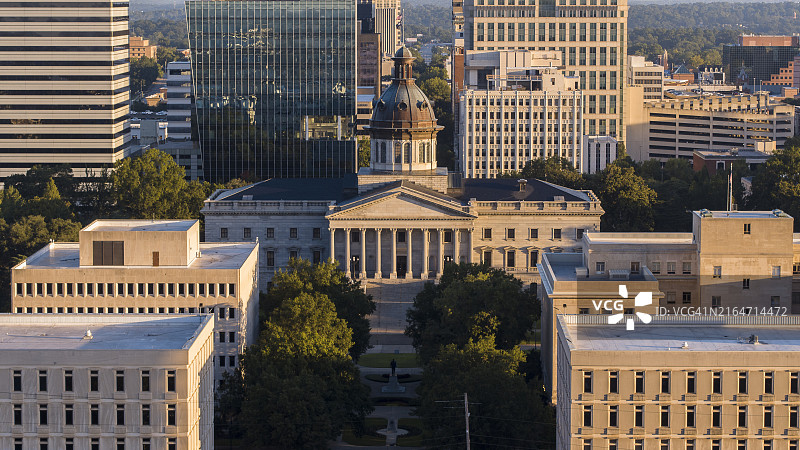 南卡罗来纳州哥伦比亚市中心主街上的州议会大厦外观（黎明时的航拍图）图片素材