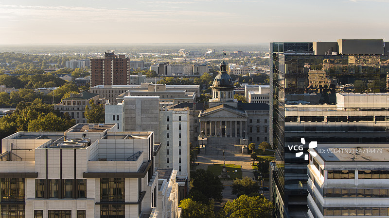 南卡罗来纳州哥伦比亚市的秋季城市景观航拍图片素材