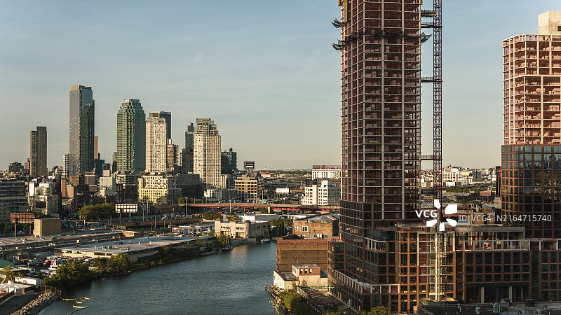 布鲁克林绿点海滨新建住宅楼，长岛市的塔楼横跨纽敦溪图片素材