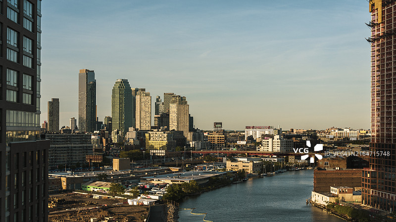 布鲁克林Greenpoint沿Newtown Creek的新建建筑，河对岸是皇后区长岛猎人角图片素材