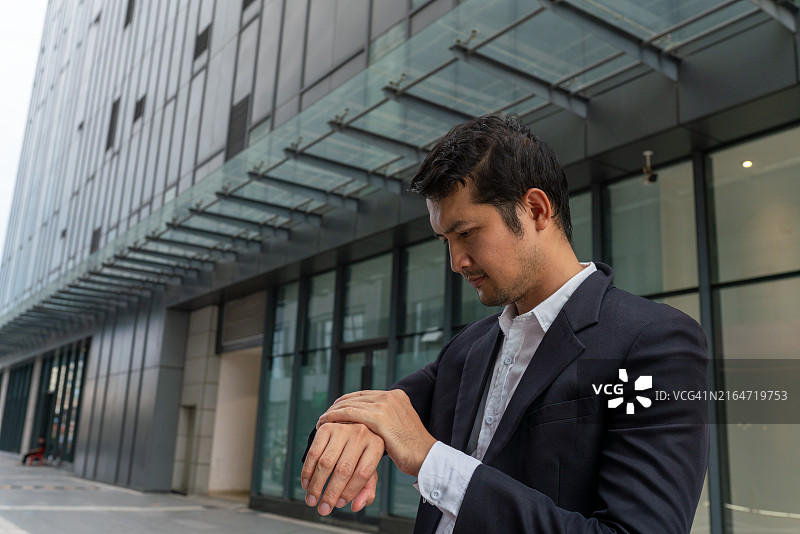 看手表的商人图片素材