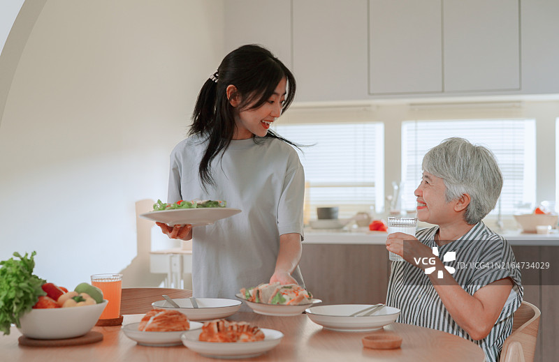 女儿为母亲准备食物图片素材