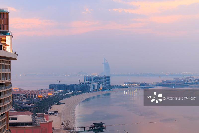从迪拜棕榈岛观看阿拉伯塔日出景色图片素材