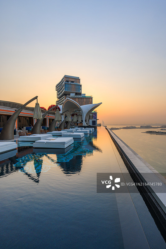 亚特兰蒂斯皇家酒店屋顶上的无边泳池图片素材