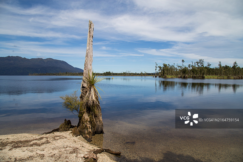 晴朗日子里的布伦纳湖，远处是特金加山，新西兰西海岸图片素材
