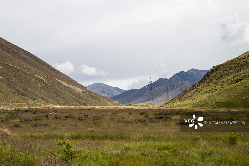 夏季阴天，克拉伦斯河谷沿线的输电塔，新西兰坎特伯雷圣詹姆斯站图片素材