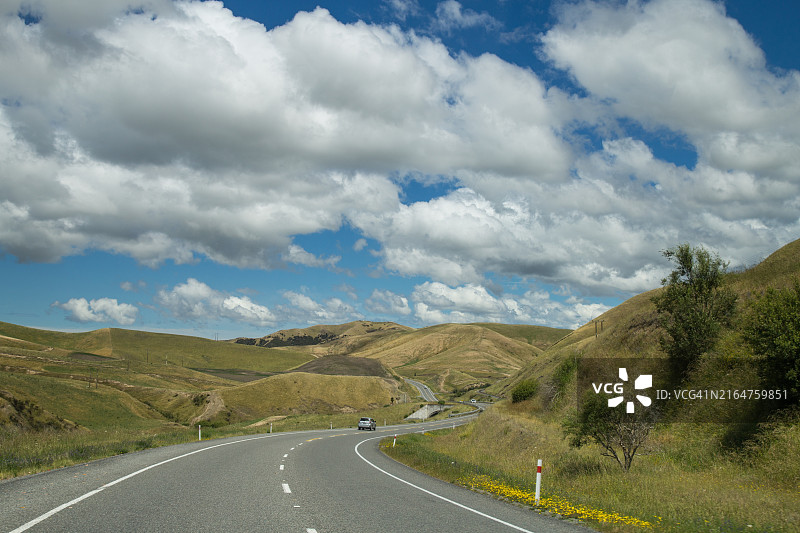 晴朗夏日，马尔堡：行驶在基督城与布伦海姆之间的韦尔德通道图片素材