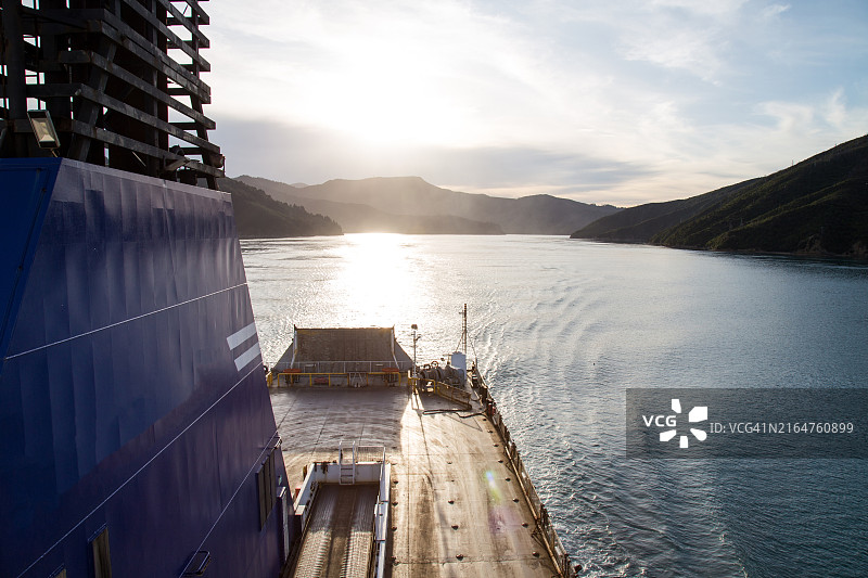 从库克海峡渡轮顶层甲板看到的马尔堡峡湾，新西兰马尔堡图片素材