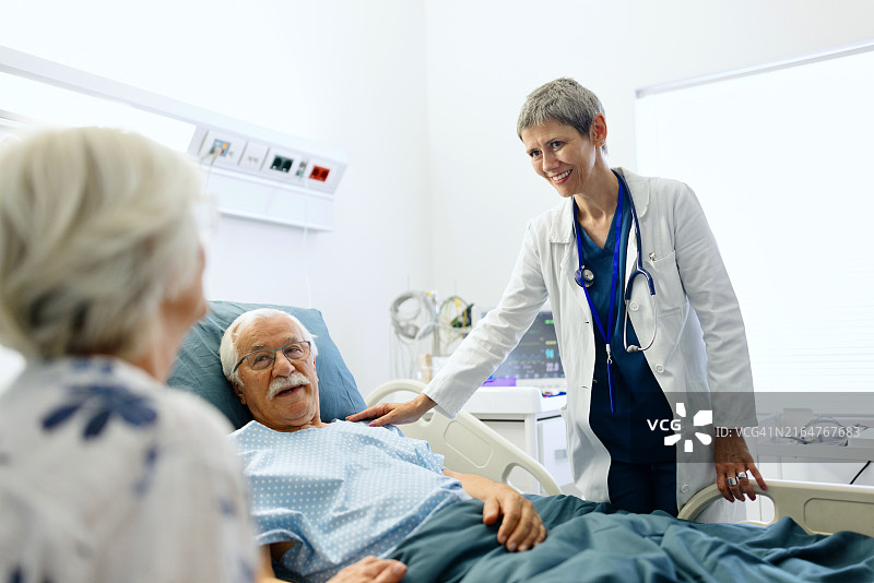 微笑的医生与她的病人和年长的妻子交谈图片素材