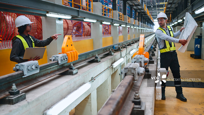 电力火车工程师协同工作图片素材