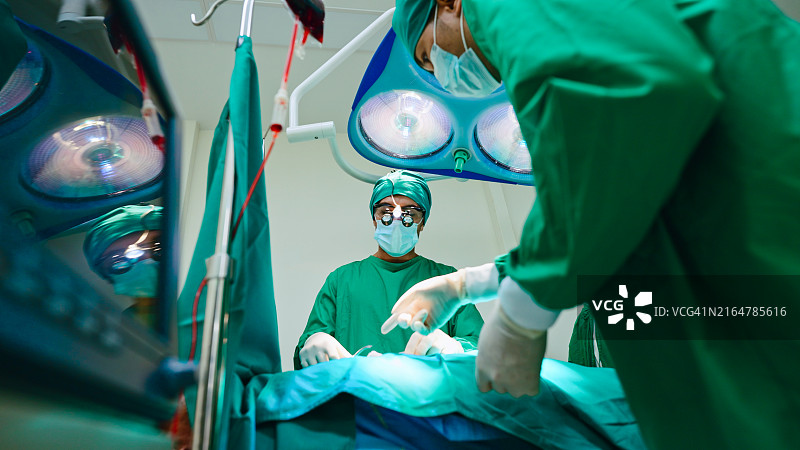 医院手术室里的外科医生图片素材