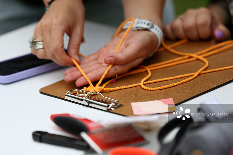 手工艺术品：女性在当地市场编织羊毛宠物项圈图片素材