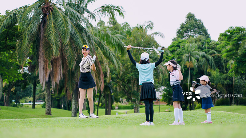 孩子们在打高尔夫球图片素材