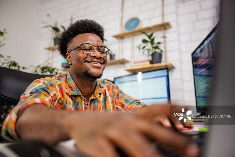 在办公室工作的微笑软件工程师图片素材