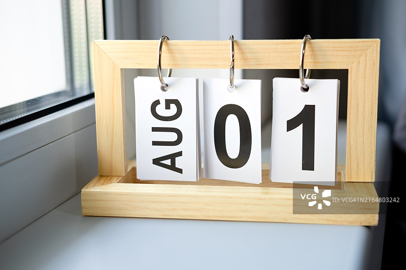 窗台上8月1日木制日历图片素材
