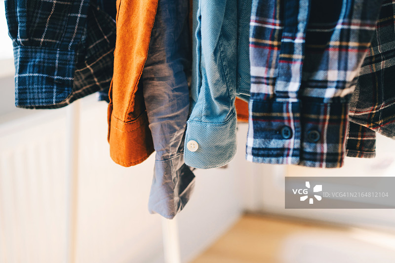 衣架上的彩色衣服，服装销售概念图片素材