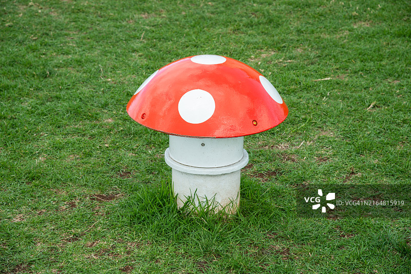 新西兰北岛，德文波特，塔卡隆加（维多利亚山）顶部的红色蘑菇，实际上是水泵站的通风口。图片素材