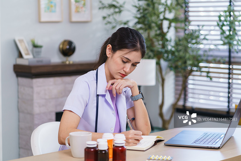 年轻女医生在医院询问病人情况图片素材
