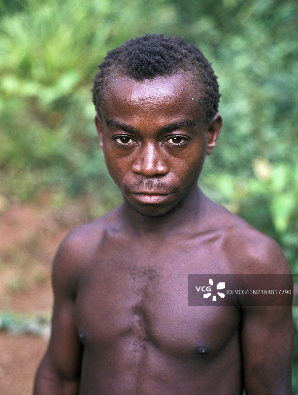 伊图里雨林的姆布提俾格米男人，1977年图片素材