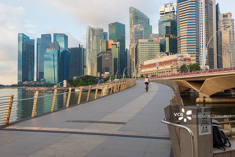 新加坡晨间假日：年轻人享受跑步或骑自行车图片素材