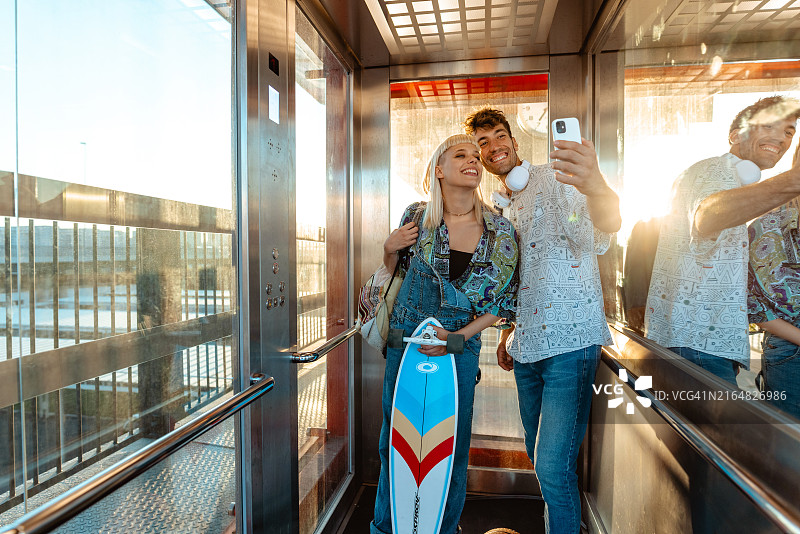 电梯里的城市年轻人图片素材