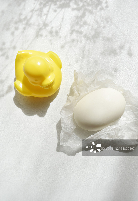白色背景上的黄色小鸭与白色长条肥皂图片素材
