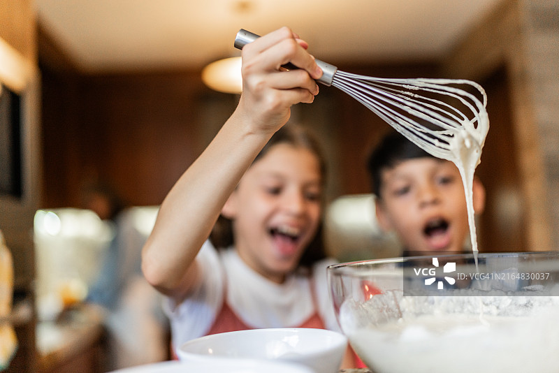 小女孩在厨房碗里搅拌食材的特写图片素材