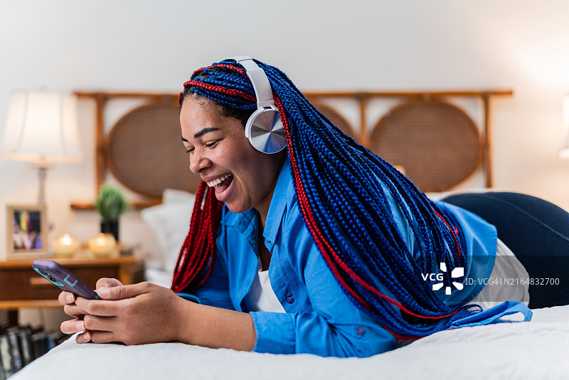 中年女人在家听音乐玩手机图片素材