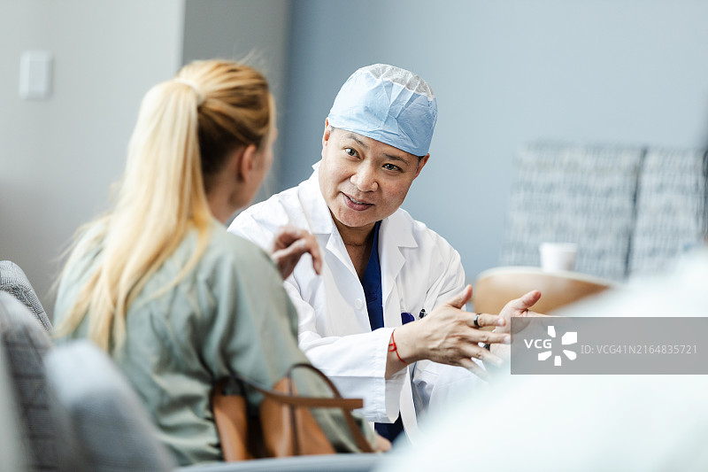 女子打断外科男医生提问图片素材