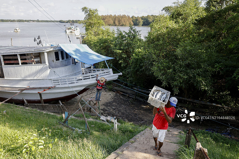 巴西亚马逊地区马拉若岛上的渔船图片素材