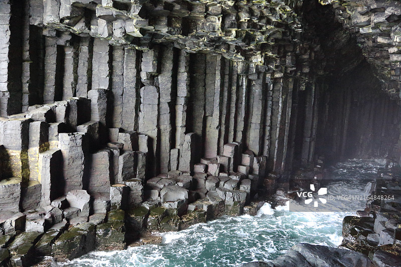 斯塔法岛芬格尔洞穴内部，六边形玄武岩柱图片素材