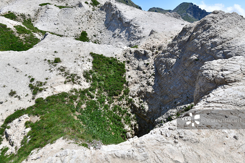 高山石膏露头中的喀斯特地貌特征图片素材