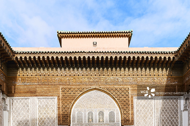 摩洛哥伊斯兰学校宫殿外部的正面低角度视图，天空为背景图片素材